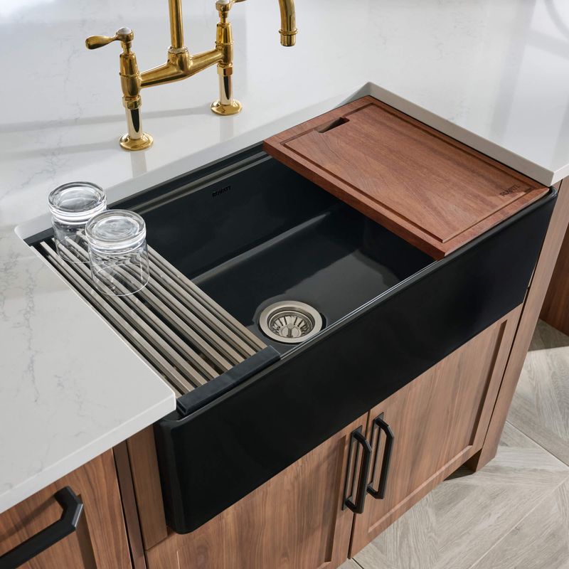 15 Farmhouse Trends Ohioans Will See Again In 2025 Plus 5 Already Taking Over - Decor Hint Black Apron-Front Sinks