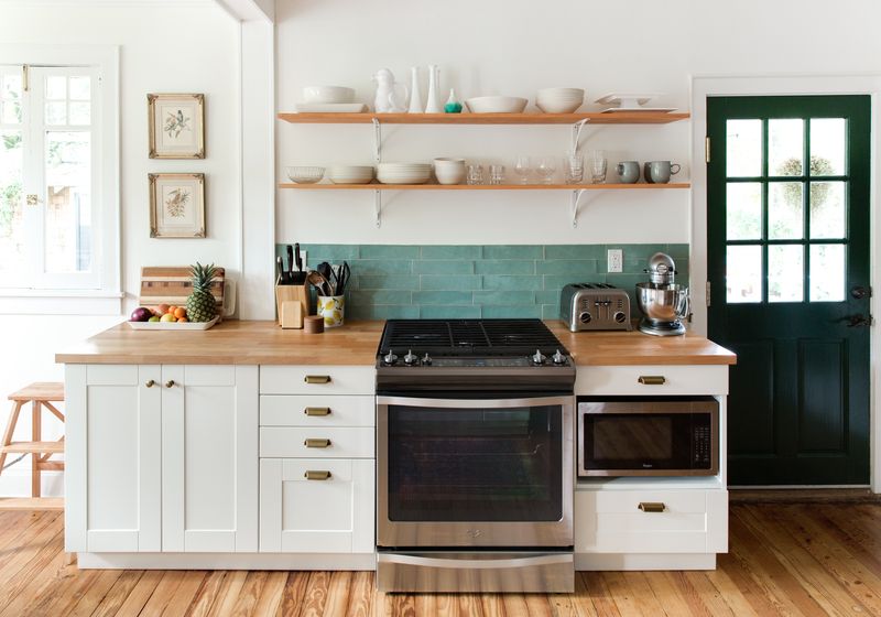 Design Trouble In Vacationland: 16 Kitchen Icks Turning Buyers Away In Maine - Decor Hint Missing Range Hood Mysteries