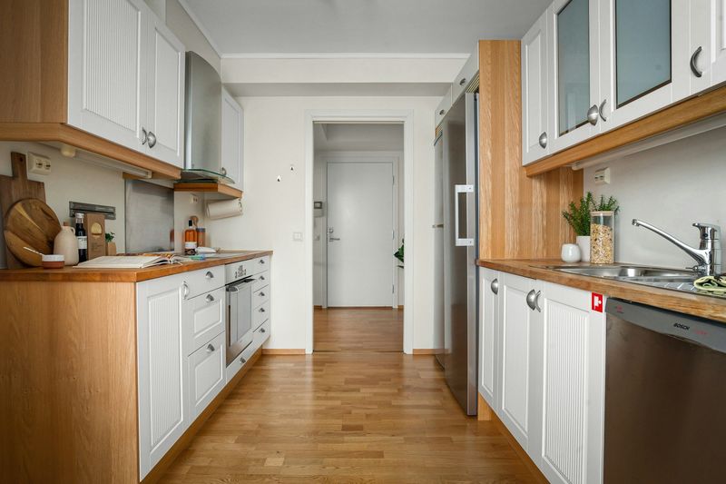 8 Kitchen "Icks" That Instantly Turn Off Homebuyers, According To Real Estate Pros - Decor Hint Impractical Layout and Workflow