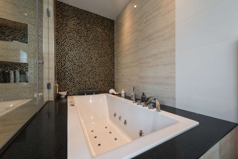 21 New Home Features That Sound Luxurious Until You Actually Live With Them - Decor Hint Enormous Jetted Bathtubs