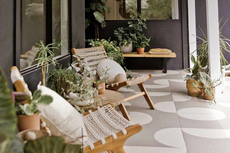 20 Common Mistakes That Make Your Home Look Tacky - And What To Do Instead - Decor Hint Neglecting Front Entryway Appeal