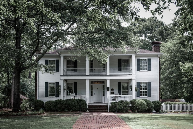 24 Historic Mansions In Georgia That Offer Glimpse Into The Grandeur Of Bygone Eras - Decor Hint Stately Oaks Plantation – Jonesboro
