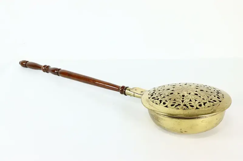 22 Bedroom Items From The Past That Are Surprisingly Valuable To Collectors - Decor Hint Cast Iron Bed Warmers