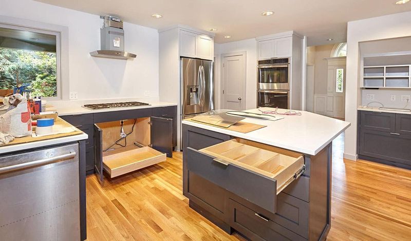 14 Kitchen Deal-Breakers That Make Colorado Homebuyers Run For The Hills, Interior Designers Reveal What To Avoid - Decor Hint Cabinet Catastrophes