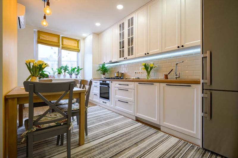16 Kitchen Turnoffs That Send Oklahoma Homebuyers Running, Say Interior Designers - Decor Hint Fuzzy Floors That Trap Everything