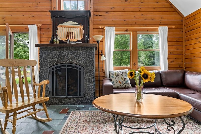 12 Cozy Decor Ideas Inspired By Vermont Cabin Homes - Decor Hint Vintage Adirondack Guidebooks And Maps