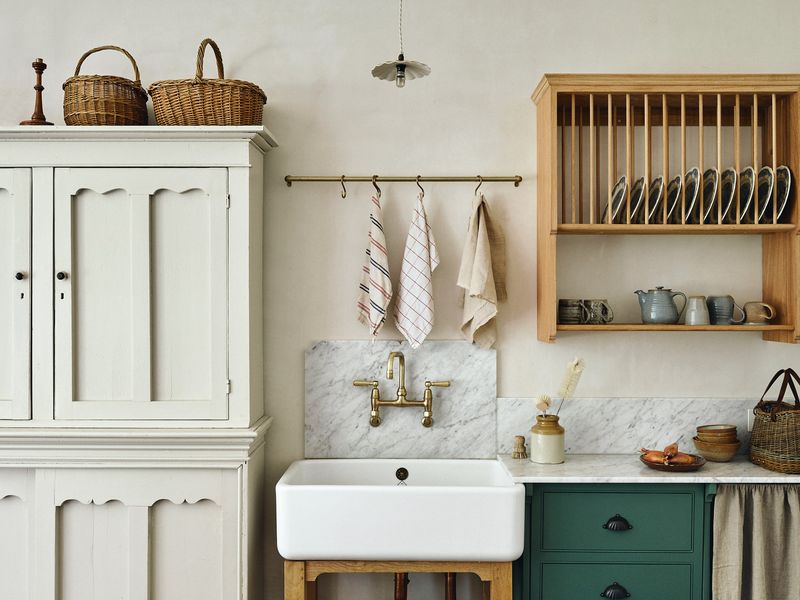 22 Traditional Kitchen Trends That Are Becoming More Popular In Modern Homes - Decor Hint Plate Racks