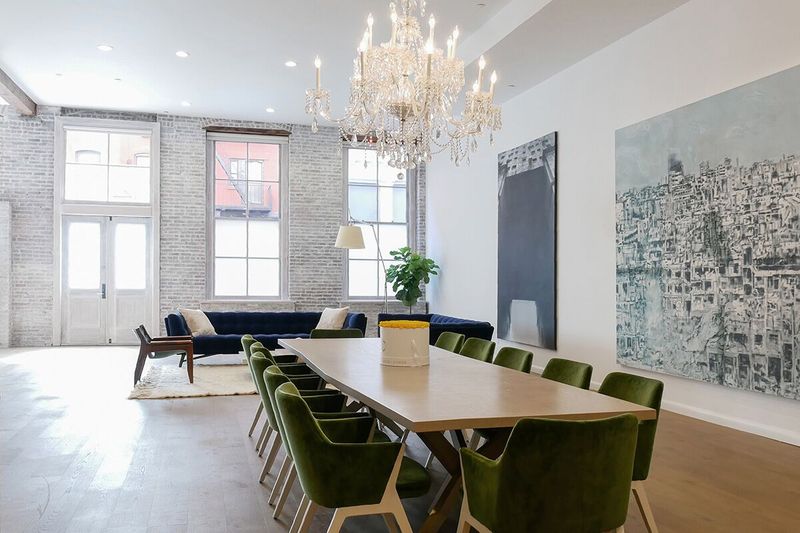 11 Signature Decorating Touches That Define New York Living Spaces - Decor Hint Elegant Chandeliers