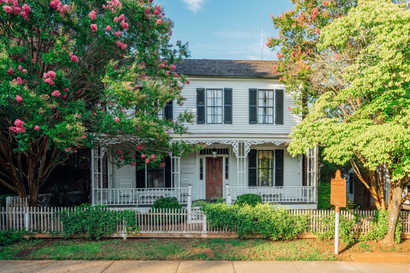 24 Historic Mansions In Georgia That Offer Glimpse Into The Grandeur Of Bygone Eras - Decor Hint Rogers House & Rose Cottage – Madison