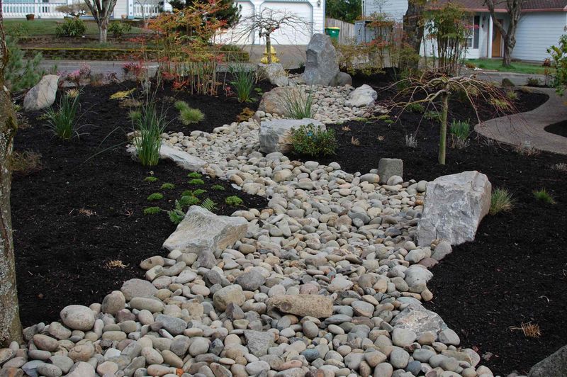 21 Sustainable Front Yard Landscaping Ideas With Rocks And Mulch - Decor Hint Dry Creek Bed Feature