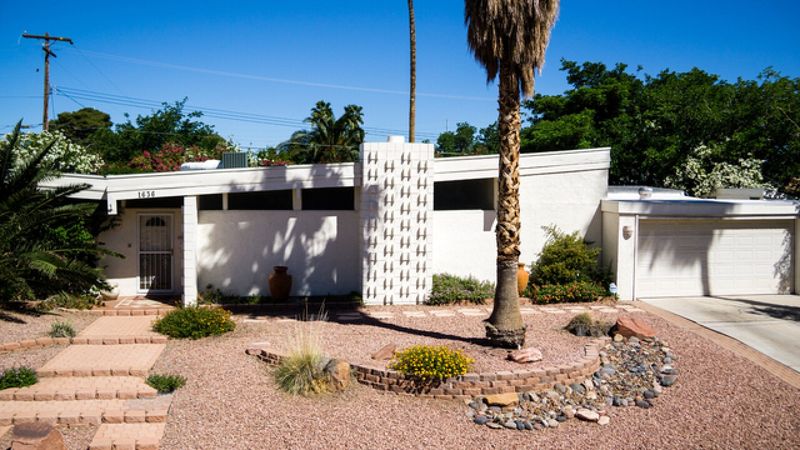 Mid-Century Modern: Clean Lines Meet Desert Views