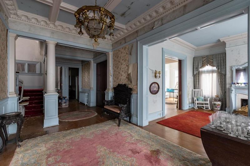 Inside Alabama's Forgotten Mansion Overflowing With Antique Treasures - Decor Hint Crystal Chandelier That Survived The Civil War