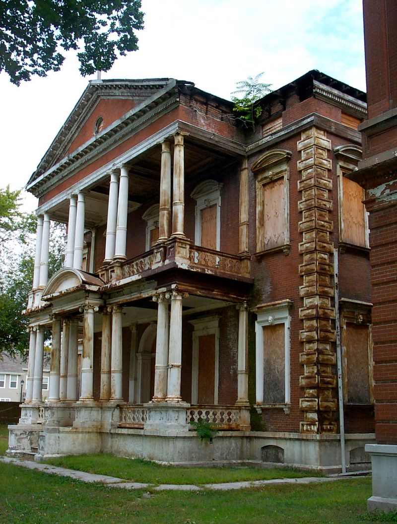 12 Popular House Designs In St Louis That May Disappear By 2030 - Decor Hint Ornate Columned Porches