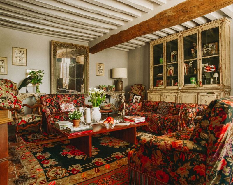 13 Living Room Elements That Bring Southern Charm To Texas Houses - Decor Hint Vintage Floral or Toile Fabrics