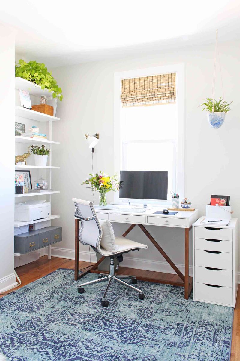 18 Desk Setup Tips For Better Work-Life Balance - Decor Hint Place a Cozy Rug Under Your Desk Chair