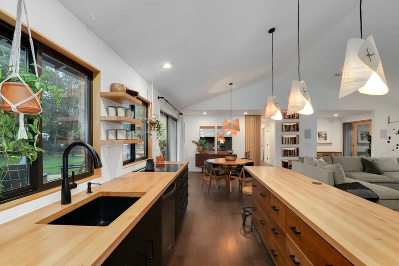 In Stockton Homes 12 Kitchen Looks Are Losing Favor 10 Stylish Ones Remain - Decor Hint Mismatched Open Shelving Getting Organized