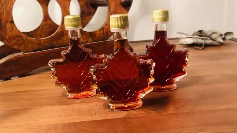 Simple Weekend DIY Projects With A New England Touch - Decor Hint Pressed Leaf Maple Syrup Bottle Gift Sets