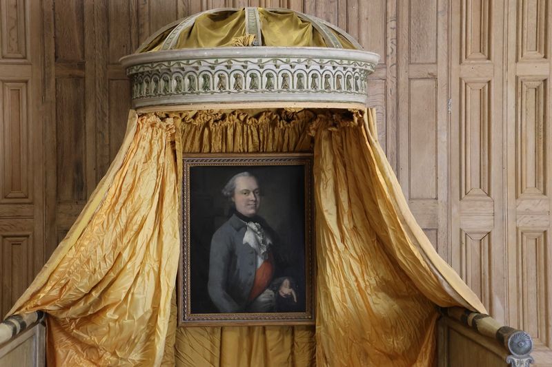 22 Bedroom Items From The Past That Are Surprisingly Valuable To Collectors - Decor Hint Canopy Bed Coronets