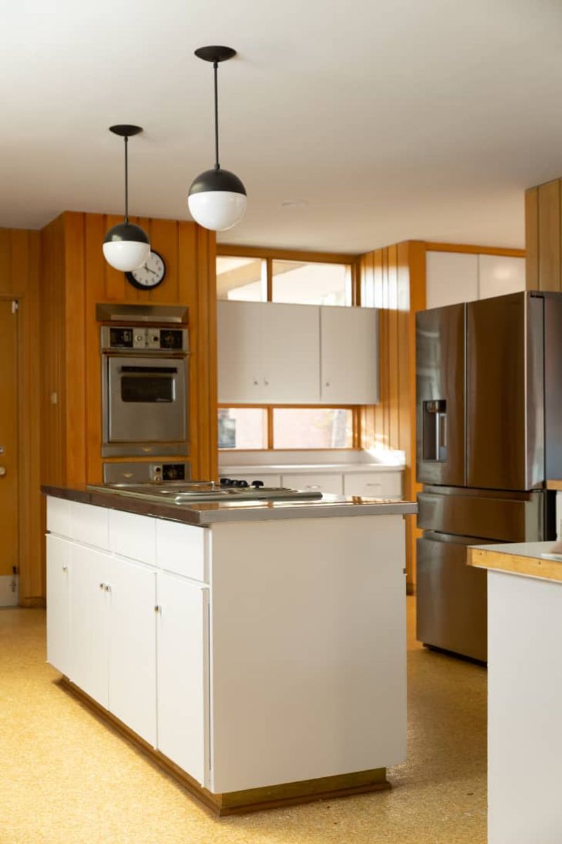 18 Red Flags Home Buyers Notice First About Your House (Plus 4 Deal Breakers) - Decor Hint Outdated Kitchen Appliances