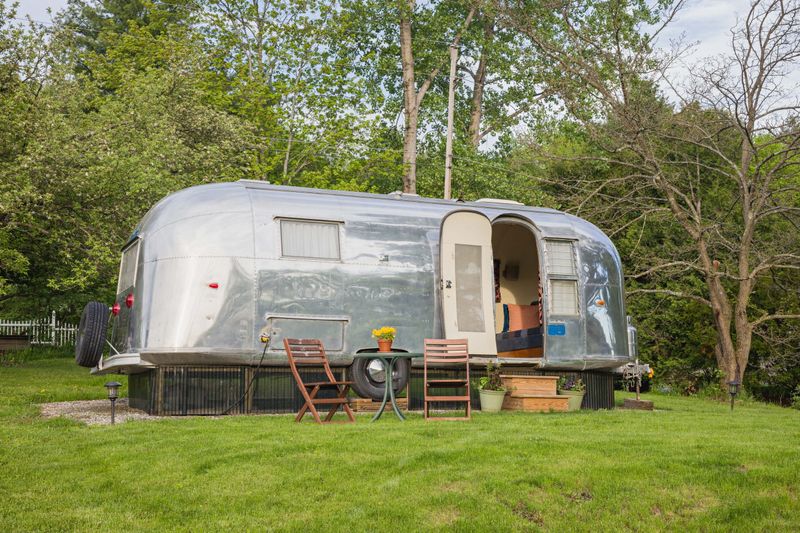 17 Tiny Homes That Prove Big Comfort Comes In Tiny Packages - Decor Hint Vintage Camper Conversion Tiny Home