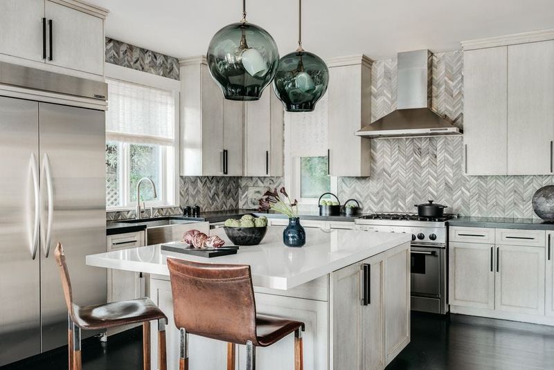 8 Kitchen Mistakes That Clash With New Mexico Style, And 10 That Feel Right At Home - Decor Hint Glossy High-Gloss White Cabinetry
