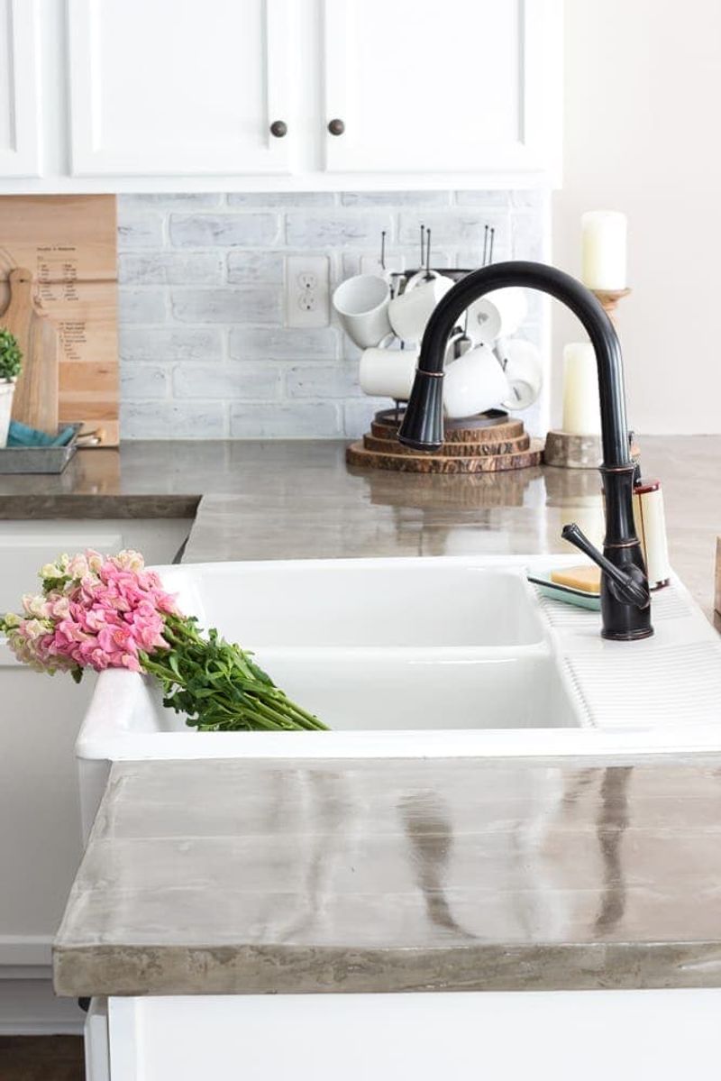 15 Farmhouse Trends Ohioans Will See Again In 2025 Plus 5 Already Taking Over - Decor Hint Concrete-Look Countertops