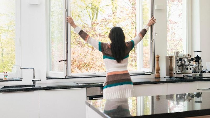 29 Kitchen "Icks" That Immediately Turn Off Homebuyers, According to Interior Designers - Decor Hint Overpowering Food Odors