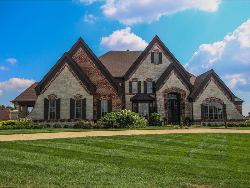 Florida's Real Estate Shift: 9 Home Types Losing Value By 2025 (And 11 Set To Soar) - Decor Hint McMansions With Excessive Square Footage