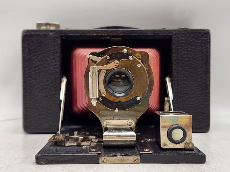 Dig Through Attics For 13 Early 1900s Gems That Minnesota Experts Say Can Fetch Thousands - Decor Hint Early Cameras And Photographic Equipment