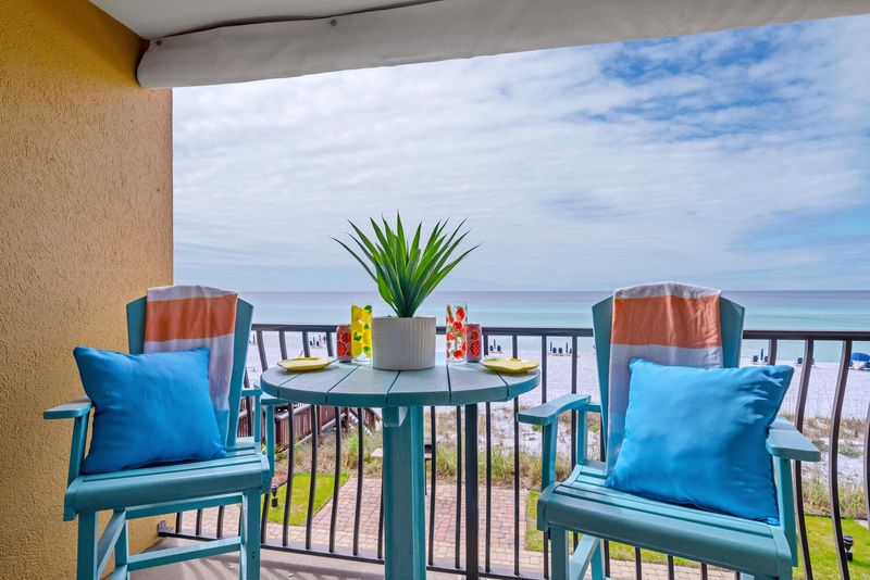17 Colors To Never Pair With Blue, According To Interior Designers - Decor Hint Coral