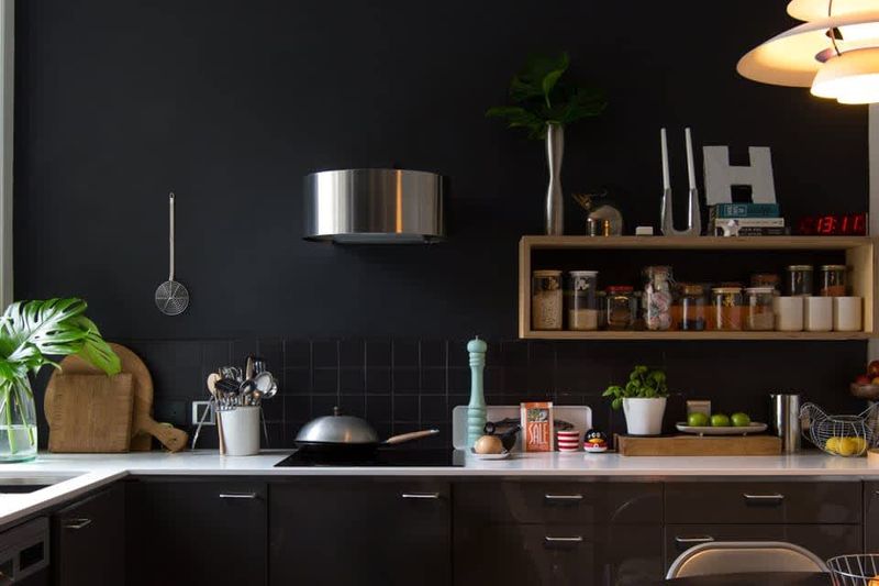 Dark paint colors (avoid)