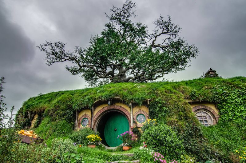 Inside 13 Of The World's Most Amazing Underground Homes - Decor Hint Hobbit Hole