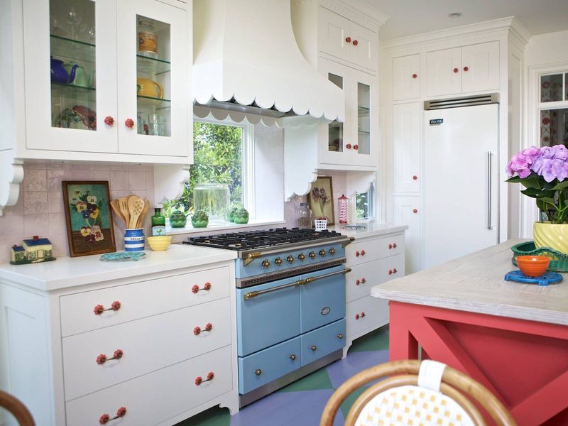 25 Old Fashioned '80s Kitchen Cabinet Trends That Everyone Wants In 2025 - Decor Hint Scalloped Trim Details