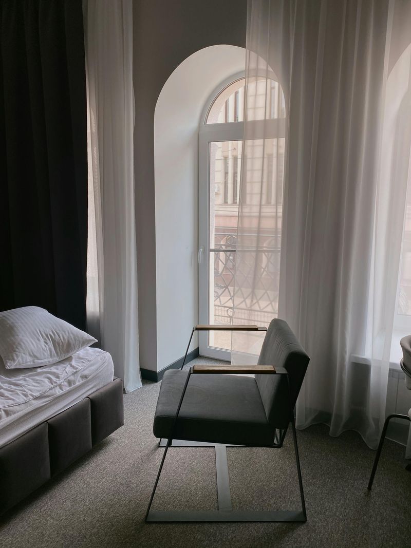 Dark Wall-to-Wall Carpet Rolls Out of Fashion