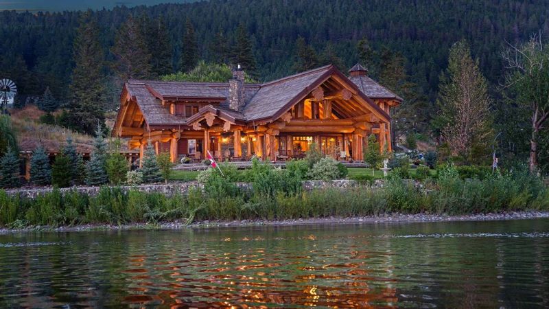 Lakeside Log Cabin in Canadian Wilderness