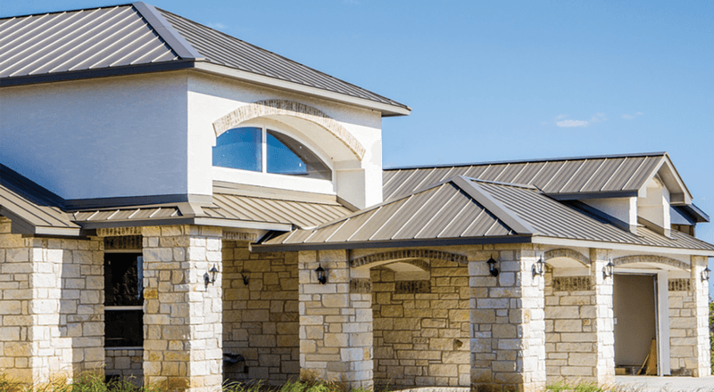 7 Exterior Design Ideas From Alabama Homes That May Work Well In Dry Climates - Decor Hint Light-Colored Metal Roofing