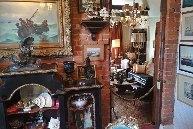 7 Decor Features Galena Buyers Are Quietly Avoiding These Days - Decor Hint Cluttered Spaces