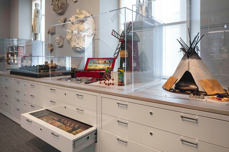 8 Collectible Pieces Interior Designers Love In 2025 - Decor Hint Architectural Model Fragments