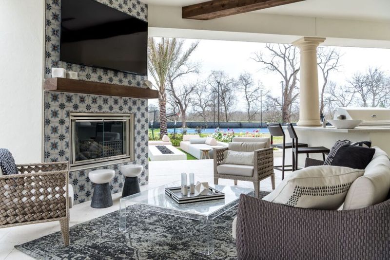 10 Living Room Layout Tricks That Just Work In Texas Houses - Decor Hint Indoor-Outdoor Transition Zones