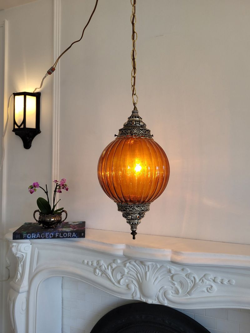 Step Back In Time With 27 Retro Kitchen Styles Straight From The 1970s - Decor Hint Pendant Globe Lights