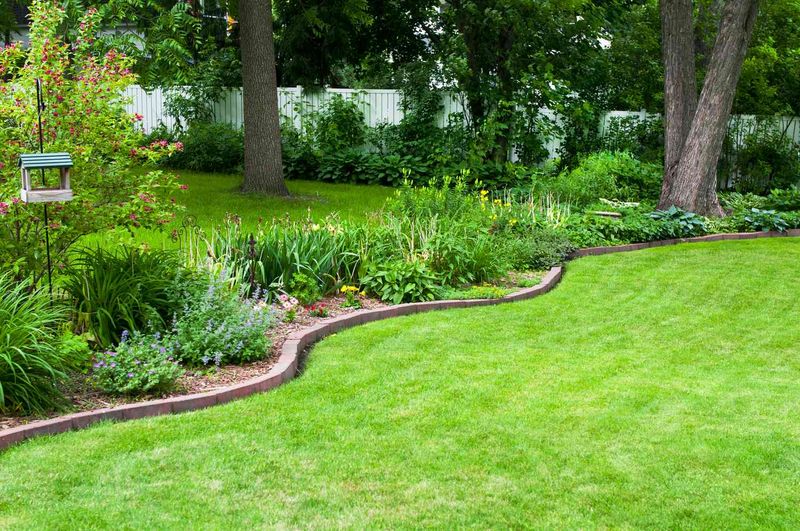 10 Landscaping Projects That Don’t Pay Off, According To Real Estate Pros (And 8 That Totally Do) - Decor Hint Defined Edging and Borders
