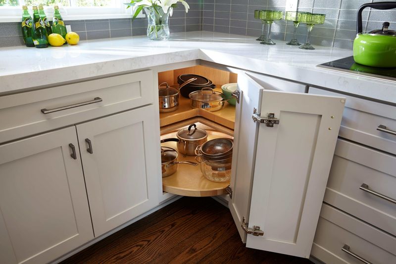 25 Old Fashioned '80s Kitchen Cabinet Trends That Everyone Wants In 2025 - Decor Hint Diagonal Corner Drawers