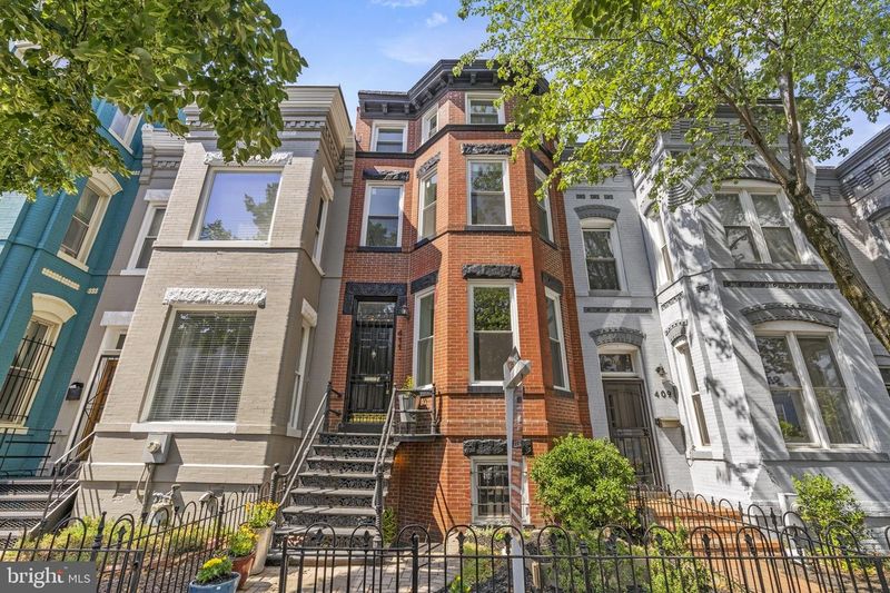 10 Classic Curb Appeal Styles From Historic Washington Streets That Might Not Age Well - Decor Hint Chain-Link Fencing