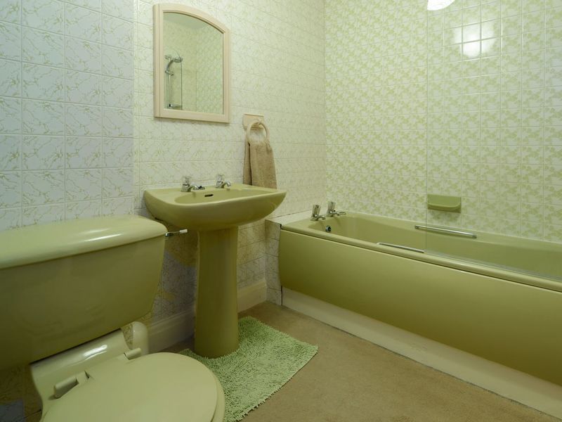 9 Bathroom Styles That Are On Their Way Out By The End Of The Decade (And 9 That Are Timeless) - Decor Hint Outdated: Colored Sanitaryware