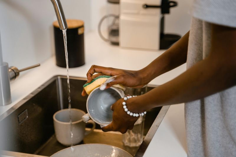 12 Expert Cleaning Habits That Could Transform Your Home Maintenance - Decor Hint Proper Dish Care