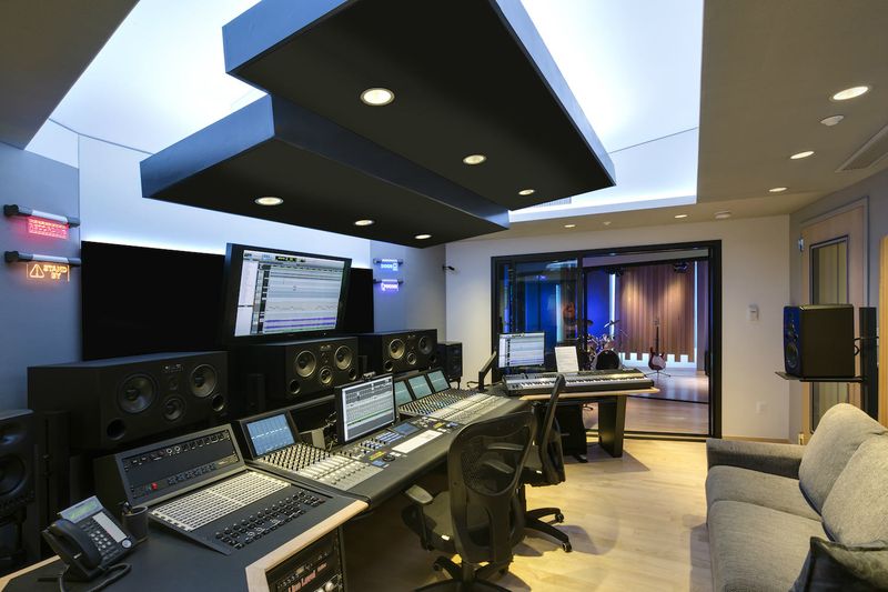 Inside 13 Of The World's Most Amazing Underground Homes - Decor Hint Underground Studio