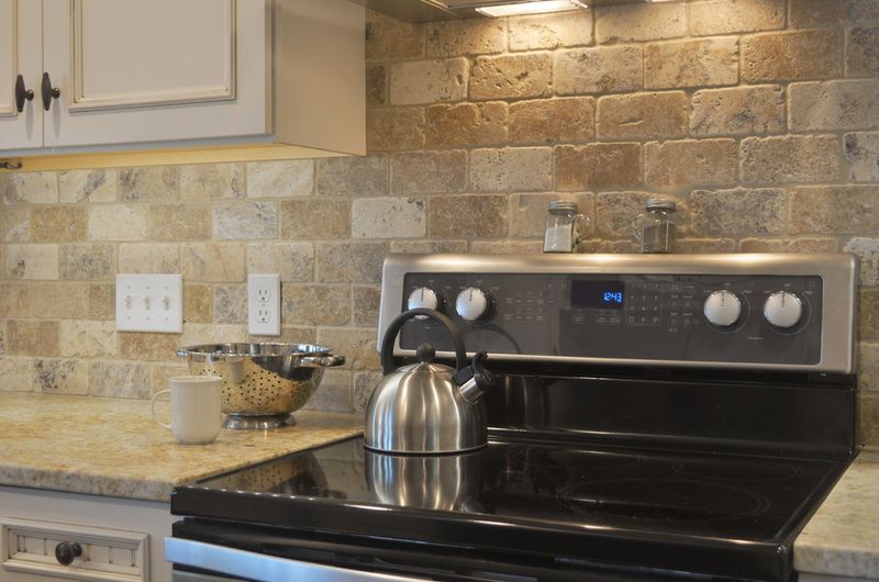 11 Outdated Backsplash Styles + 8 Ugly Choices - Decor Hint Tumbled Stone Mosaic