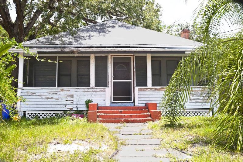 11 Types Of Homes Expected To Plummet In Value By The End Of 2025 In Florida - Decor Hint Older Homes Without Hurricane Reinforcements