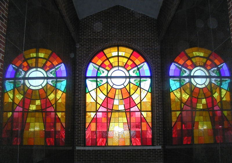 8 Classic Curb Appeal Trends From Illinois' Historic Homes, Still Wowing Neighbors In 2025 - Decor Hint Stained Glass Windows That Paint With Light