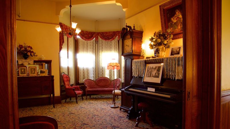 Shelton McMurphey Johnson House In Eugene Showcases Victorian Charm Inside And Out - Decor Hint Original Furnishings And Decorations